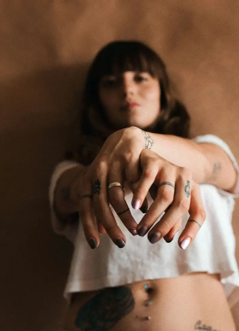 پیرسینگ ناف تتوی شکم و تتوی انگشت